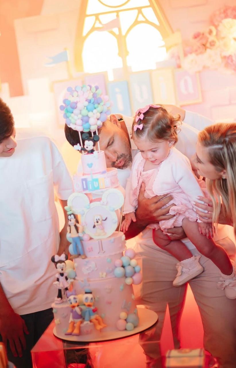 Cliente feliz con su torta