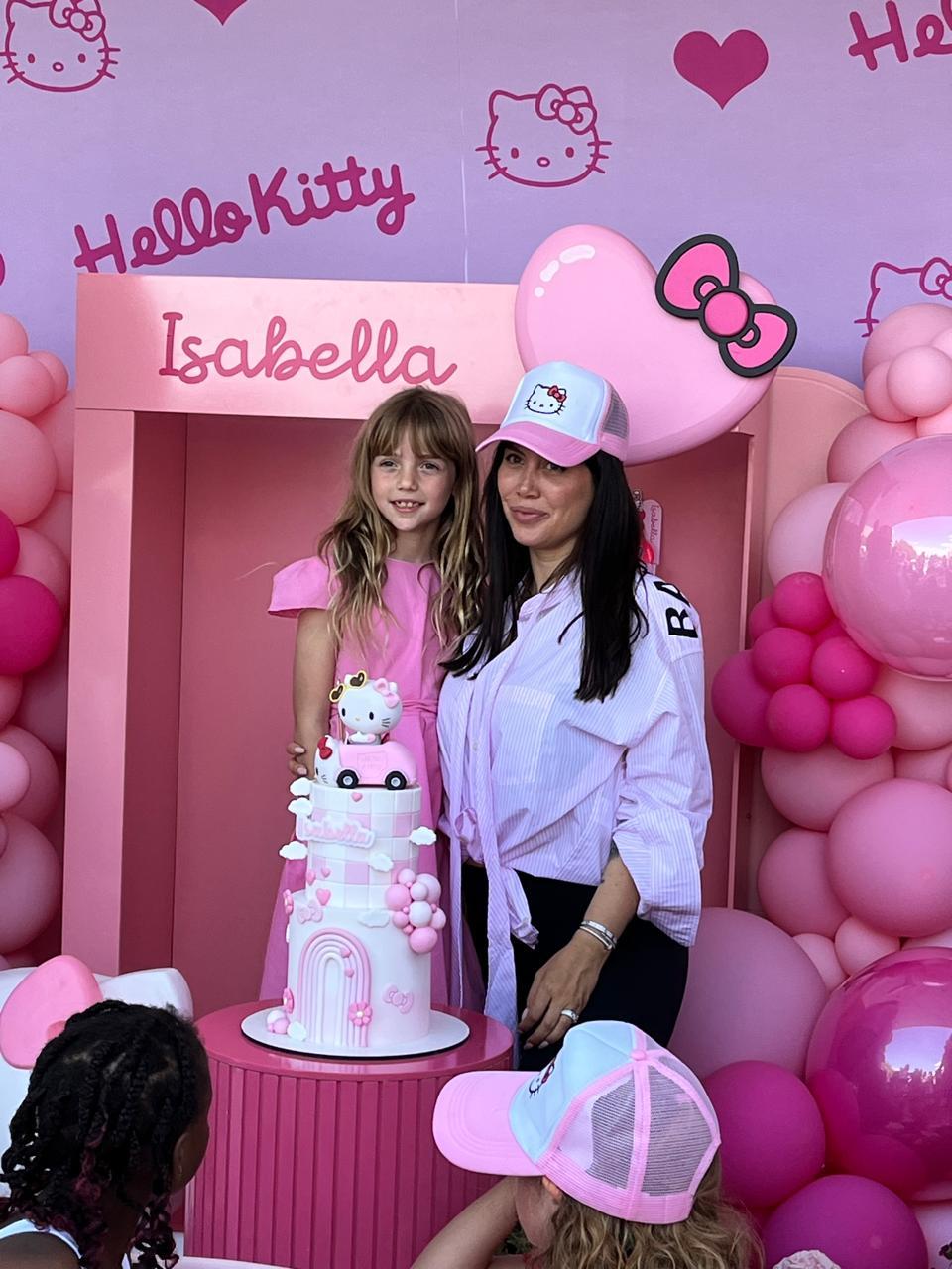 Cliente feliz con su torta